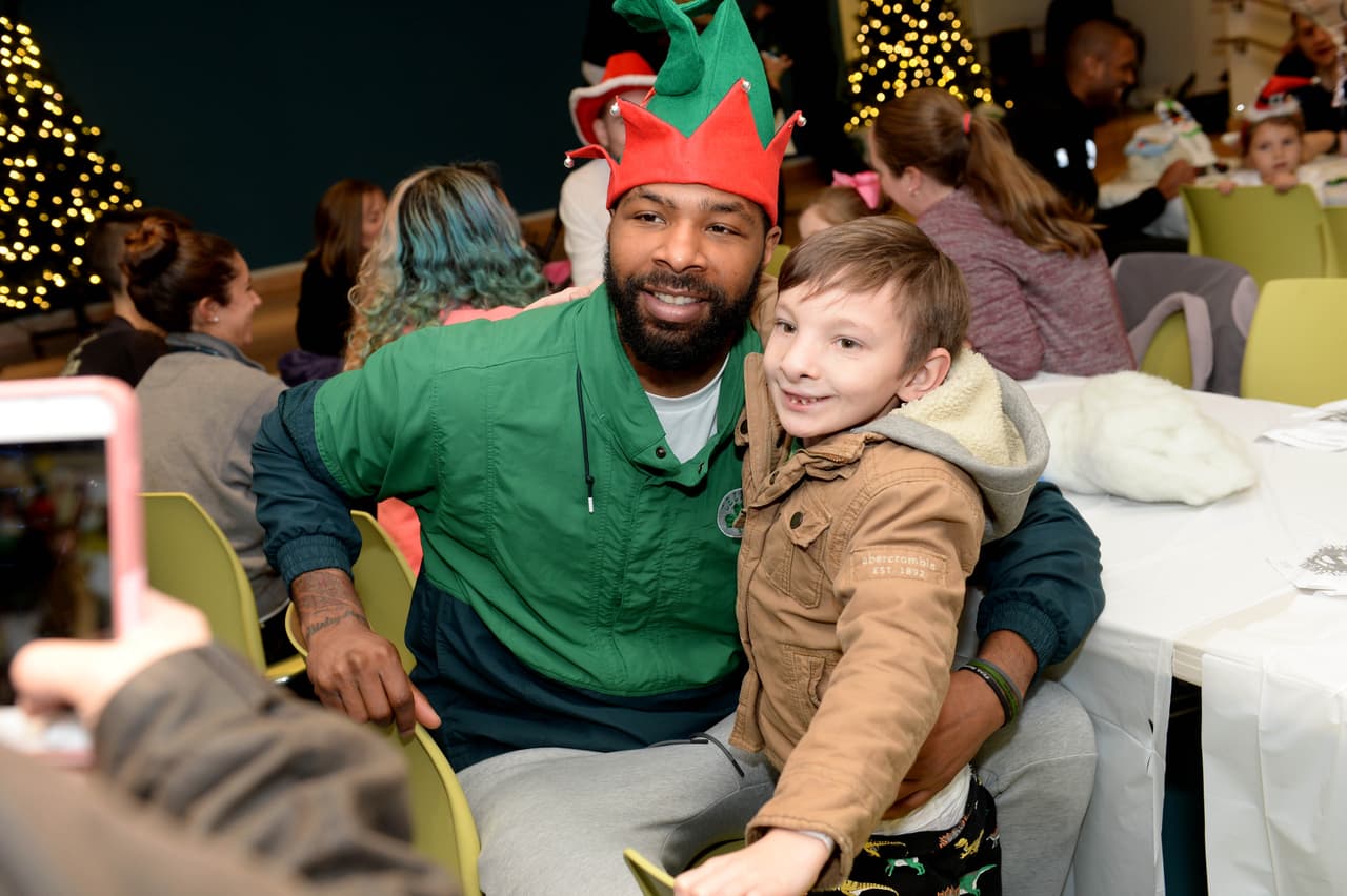 Marcus Morris fue otro de los jugadores que estuvo en esta actividad en la que también los niños aprovecharon para tomarse fotos y firmar autógrafos.