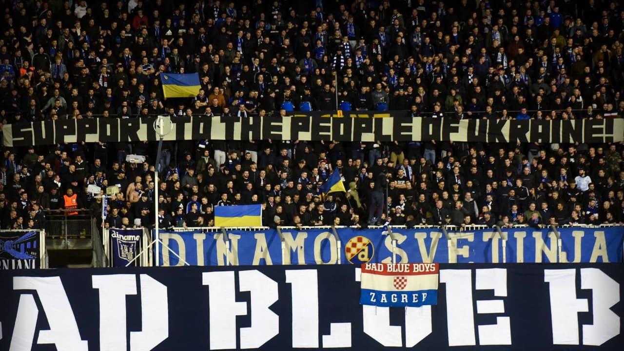 Aficionados del Dinamo mostraron una pancarta en el estadio de Zagreb.
