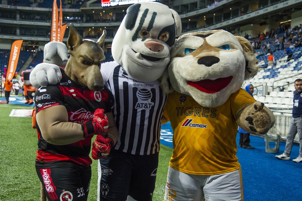 Las mascotas de Monterrey y Tijuana tuvieron como invitada especial a la de Tigres para mostrar unión por el fútbol.