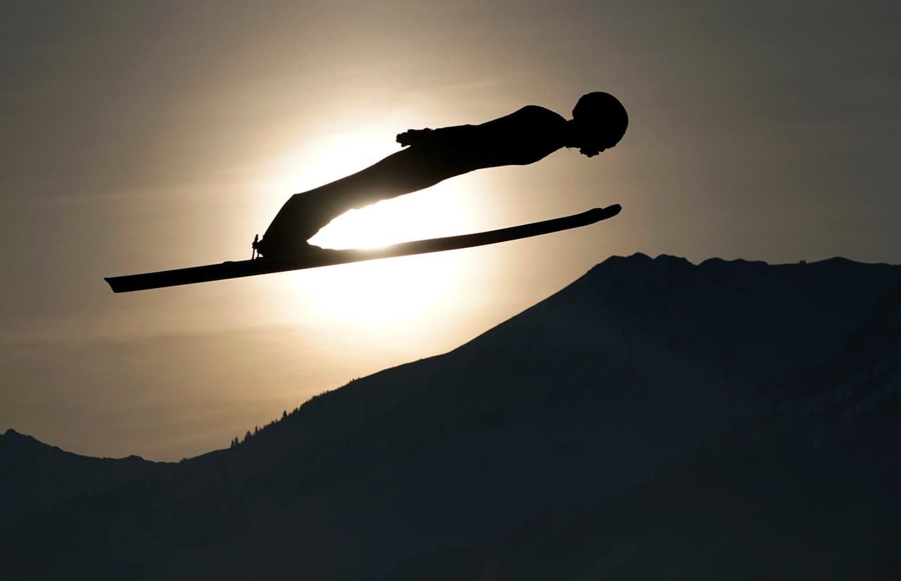 El torneo Cuatro Trampolines en Oberstdorf (Alemania) dejó múltiples postales de la competencia aérea de esquí, en donde el arte de las imágenes se mezcla con la exigencia del deporte.