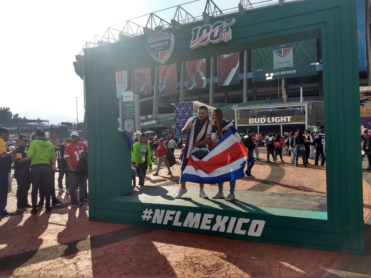 Predominan los colores rojo y azul en las inmediaciones del Estadio Azteca.