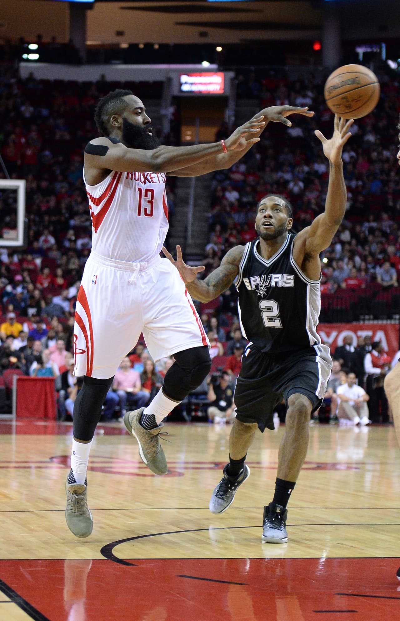 Harden tiene un excelento número de asistencias con un promedio de 13 por juego, el mayor en la actualidad de NBA.