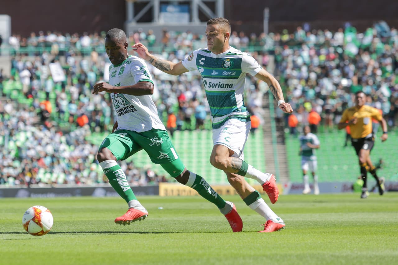 El nuevo jersey se confundía en demasía con el segundo uniforme de la Fiera (blanco).