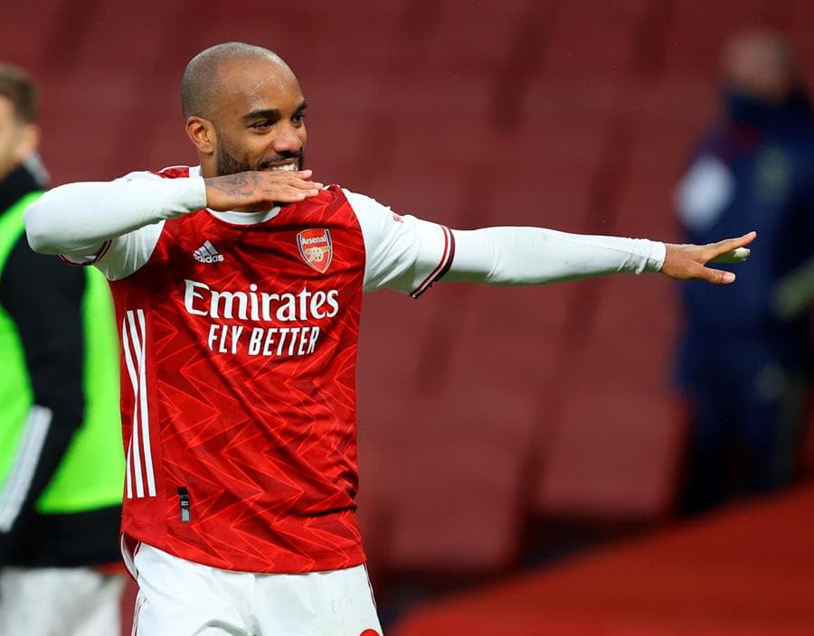 Arsenal se impone al Tottenham con marcador de 2-1. Erik Lamela abrió el marcador para los Spurs al minuto 33, pero fueron Martin Odegaard y Alexandre Lacazette quienes le dieron la victoria a los Gunners durante la Jornada 28 de la Premier League. Lamela salió expulsado al minuto 76.