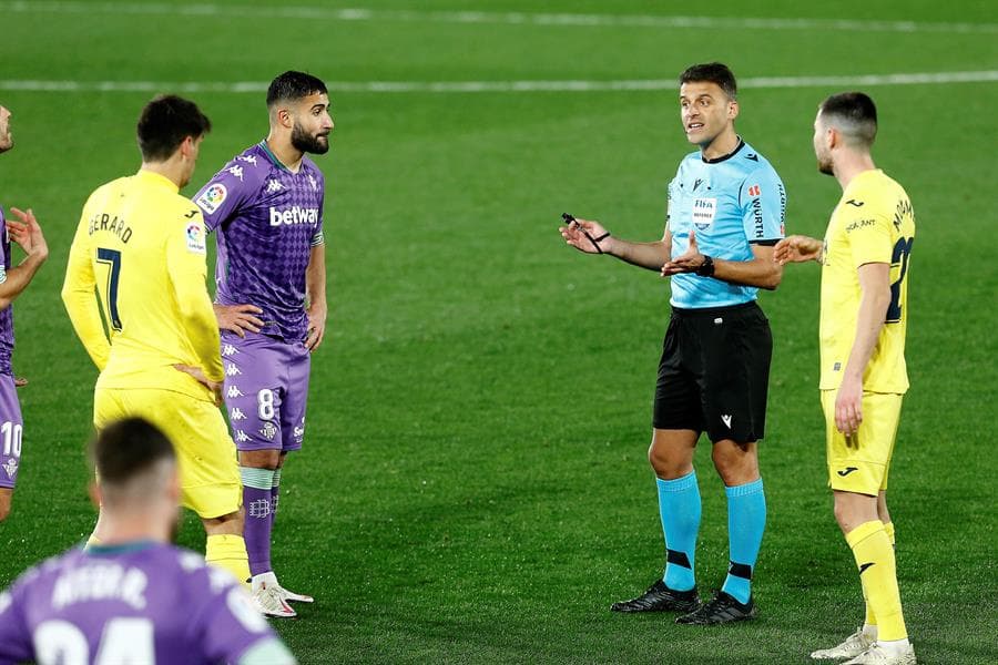 Real Betis derrotó 2-1 al Villarreal. Nabil Fekir y Emerson le dieron la victoria a los verdiblancos en su visita a La Cerámica. El único tanto para los locales fue por parte de Gerard Moreno, durante la Jornada 23 de LaLiga.