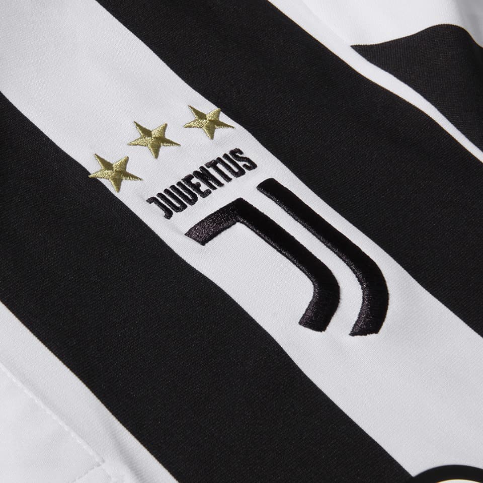 La gran novedad de la nueva camiseta de la
<i>Juve </i>es el escudo que fue lanzando hace unos meses como parte de la renovación de imagen del equipo de Turín.
