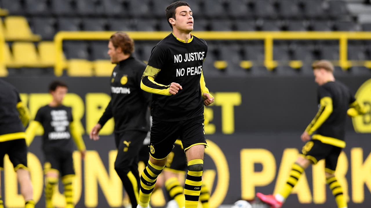 Antes del encuentro ante Hertha Berlin, los jugadores del Borussia Dortmund hicieron el calentamiento portando camisetas en apoyo a la etiqueta #BlackLivesMatter. Previo al silbatazo inicial, ambas escuadras se arrodillaron formando un círculo al centro de la cancha en forma de protesta ante el racismo y la discriminación.
