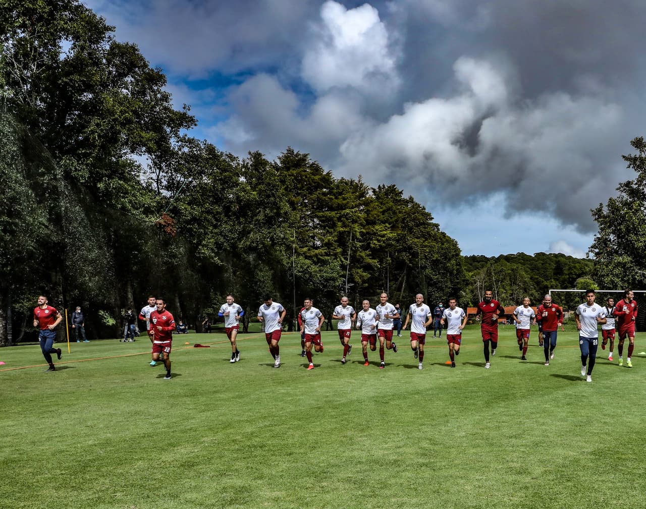 'Tuca' Ferretti estrena pretemporada de Cruz Azul tras su título