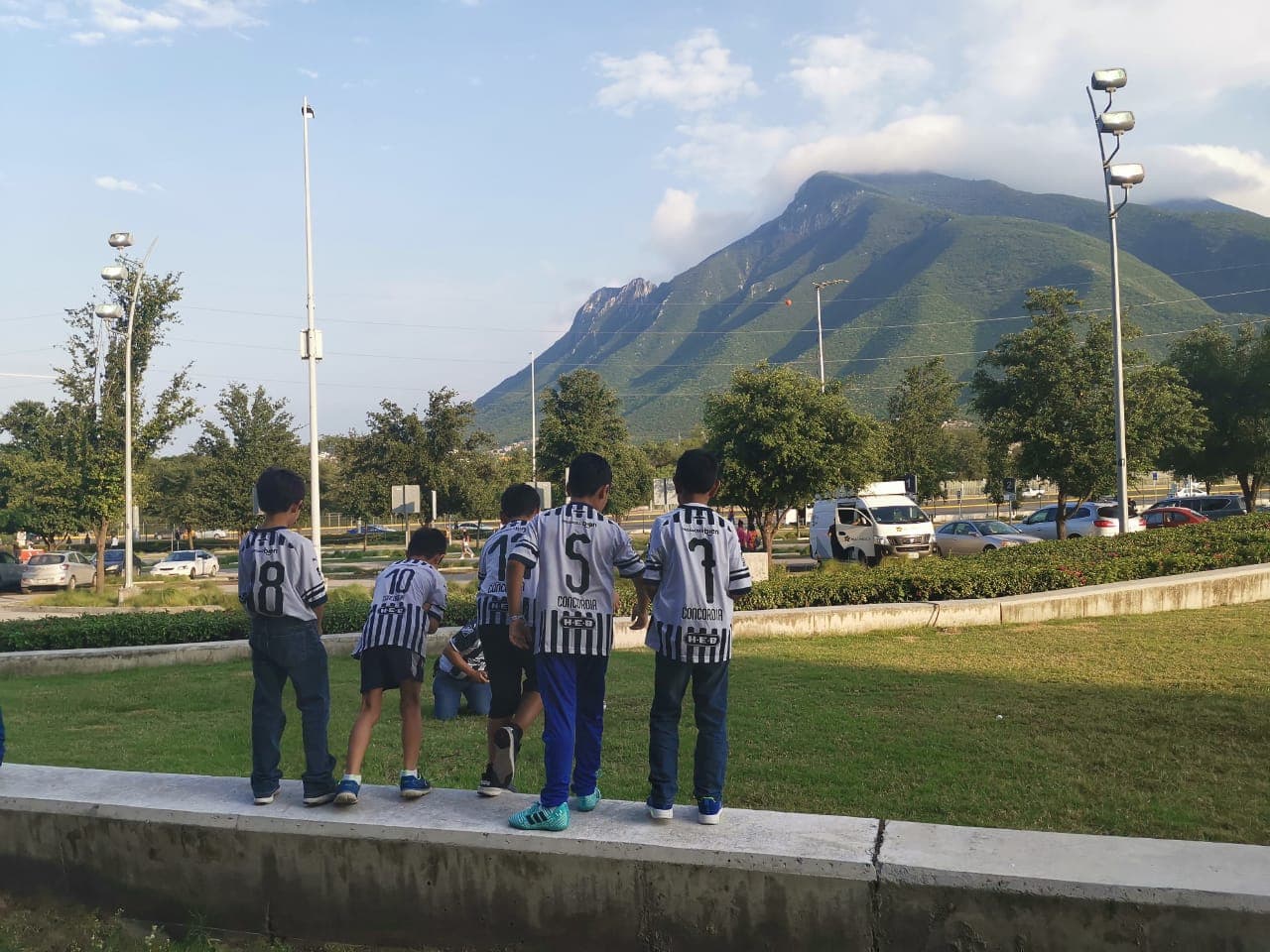 Este es el color de la Semifinal del Clausura 2019 entre Rayados del Monterrey y Tigres de la UANL en una edición más del Clásico Regio. Las aficiones de los dos equipos acudieron al llamado y no iban a perderse la ocasión de apoyar a sus amados clubes en el BBVA.
