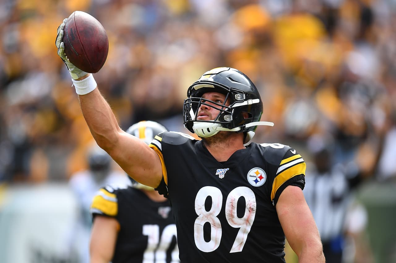 Vance McDonald #89 de Pittsburgh Steelers celebra tochdown.