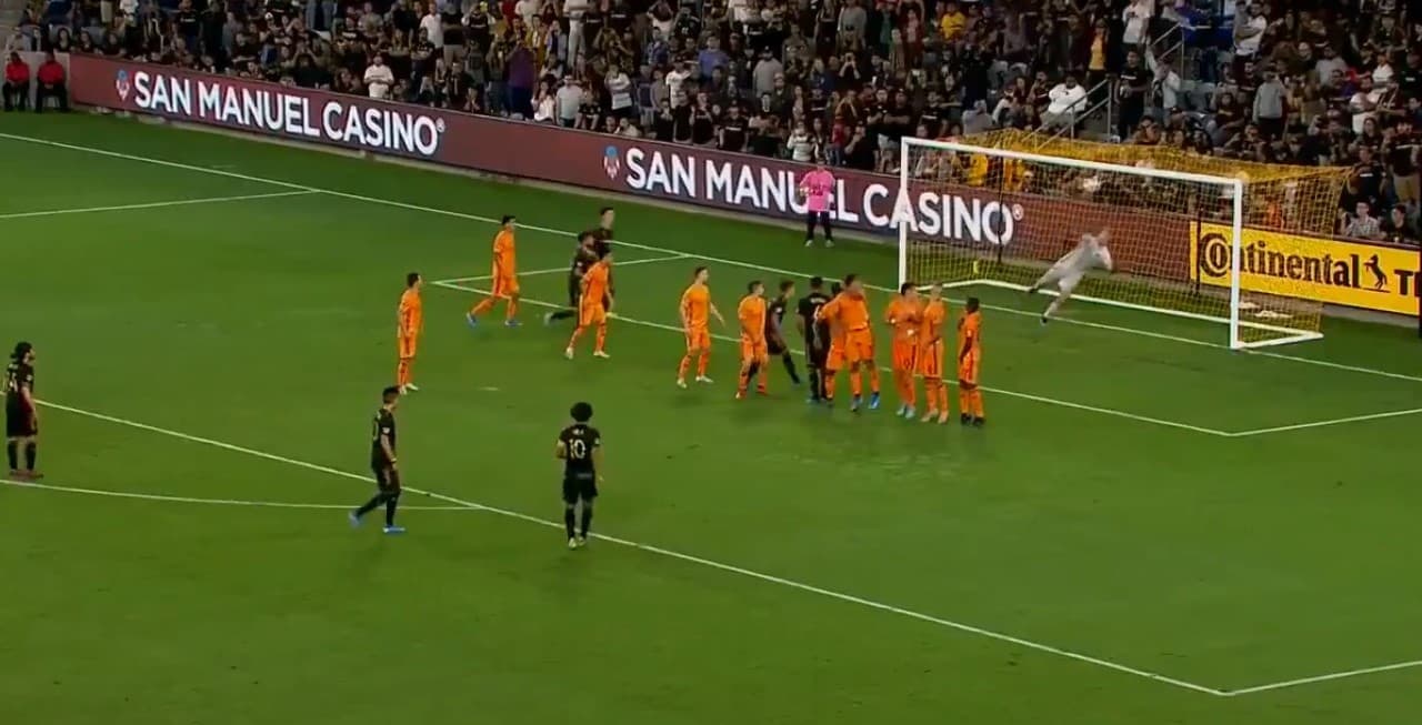 Rossi y Vela ya superaron el record de 43 goles combinados, entre dos compañeros de euiqpo, que pertenecía a Josef Martínez y Miguel Almirón; juntos suman 46 tantos.