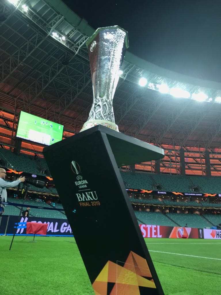 Aún con la duda de N'Golo Kanté, Chelsea trabajó por última vez este martes pensando en la Final de la Europa League en Bakú ante el Arsenal. Los jugadores de Maurizio Sarri realizaron trabajos físicos y con balón en el césped del Estadio Olímpico en la noche, después de que el Arsenal lo había hecho.