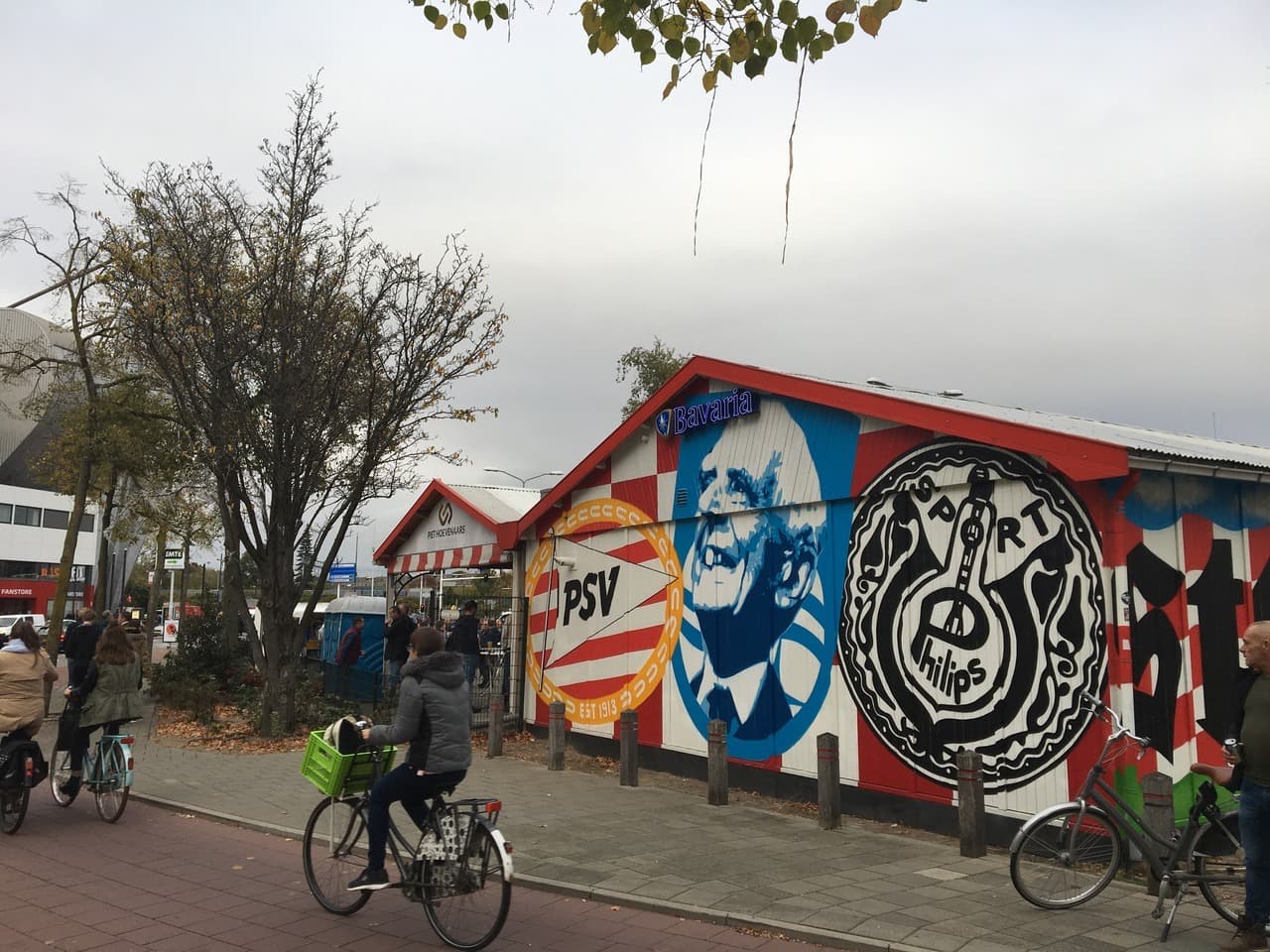 Aunque el cielo estaba tapado, la emoción por un nuevo juego de Champions estaba presente en el PSV Stadion.
