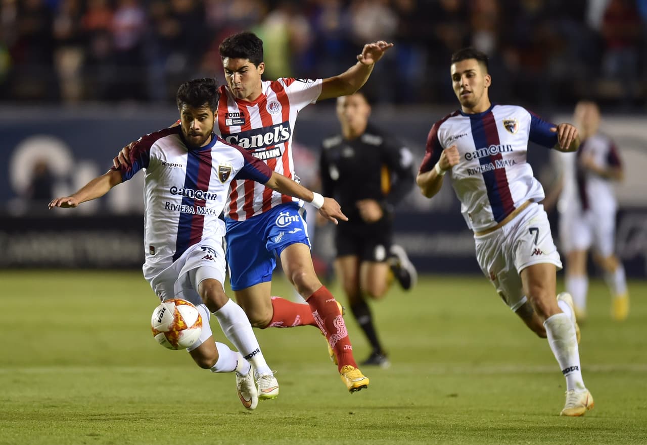 Por momentos, en el primer cuarto de hora del segundo tiempo, Atlante daba la sensación de que podían acarcarse en el marcador en cualquier instante. Adelantaron líneas y jugaban con sincronía.