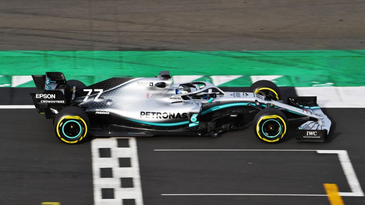 El Mercedes AMG-F1 Team se unió a la lista de los equipos que ya develaron su monoplaza para la nueva temporada de la máxima carpa del automovilismo. Sus colores plateado y azul marino siguen estando vigentes en un coche que emana elegancia y con el que Lewis Hamilton buscará retener su título de campeón mundial.