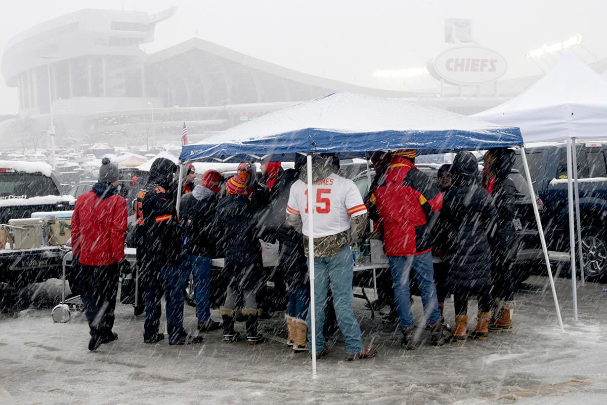 El parqueadero de Arrowhead Stadium sirvió para congregar a los fanáticos de los Chiefs.