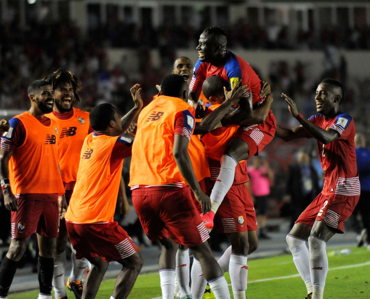Debut / (Concacaf) - Panamá: los 'Canaleros' sueñan con el cupo directo. Son terceros del hexagonal con 10 puntos, uno más que los Estados Unidos, con quienes jugará en la próxima jornada. El último partido de Panamá será ante Costa Rica.