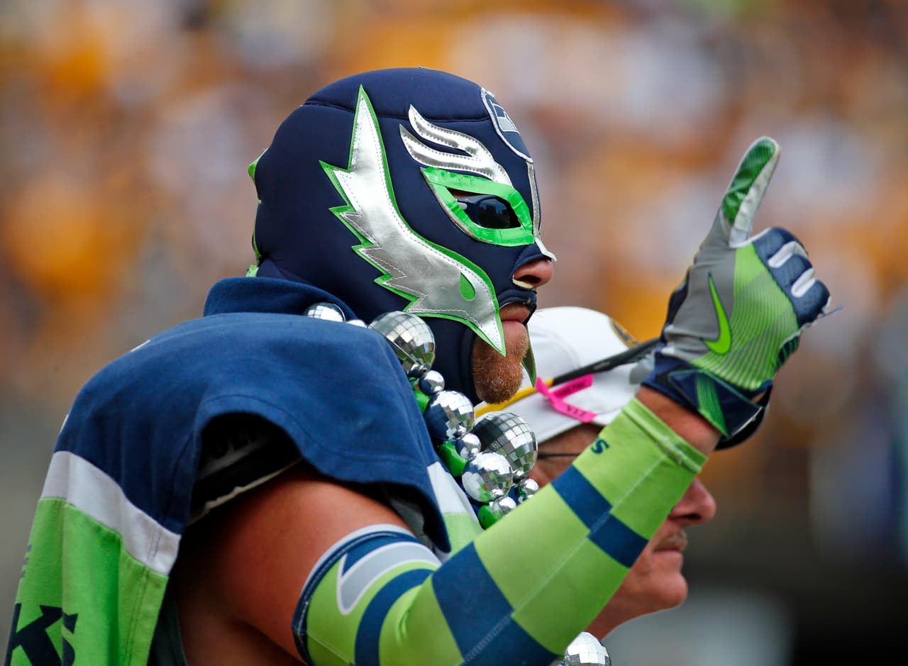 Fanático con máscara de luchador.