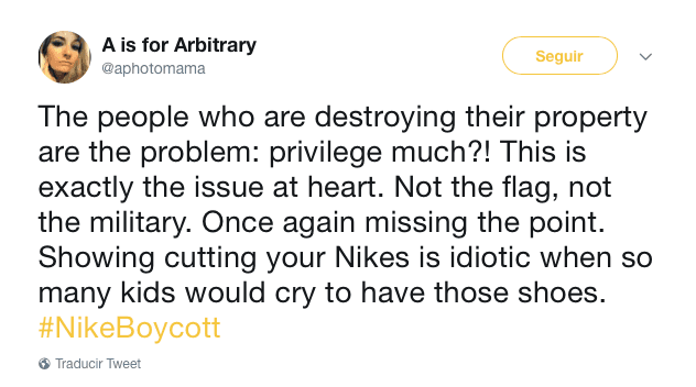 "Las personas que están destruyendo sus pertenencias son el problema: ¿Privilegio? Este es exactamente el problema de fondo. No la bandera, no el Ejército. Una vez más no indetificamos el punto. Mostrar como rompes tus zapatos Nike es una idiotez cuando miles de niños lloran por tener unos de esos"