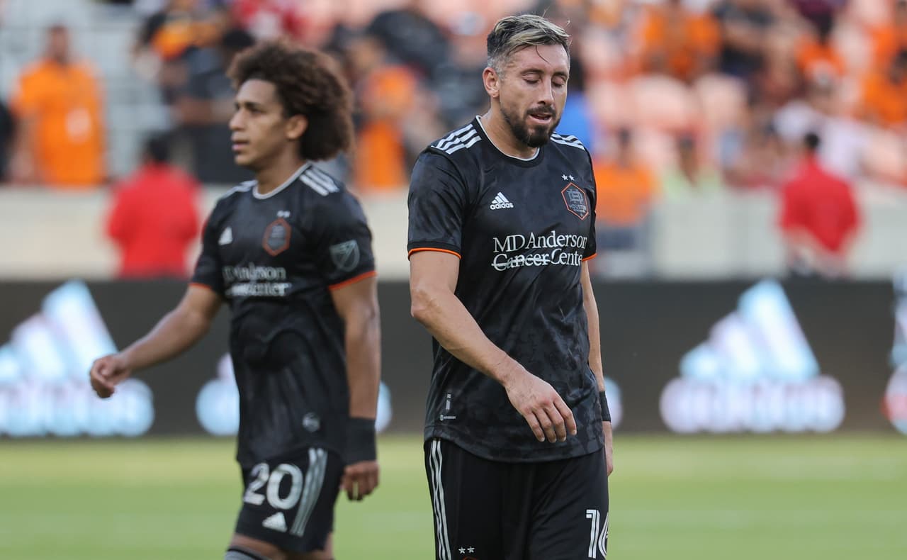 Héctor Herrera junto a Adalberto Carrasquilla: parte del plantel de Houston Dynamo FC en 2023.