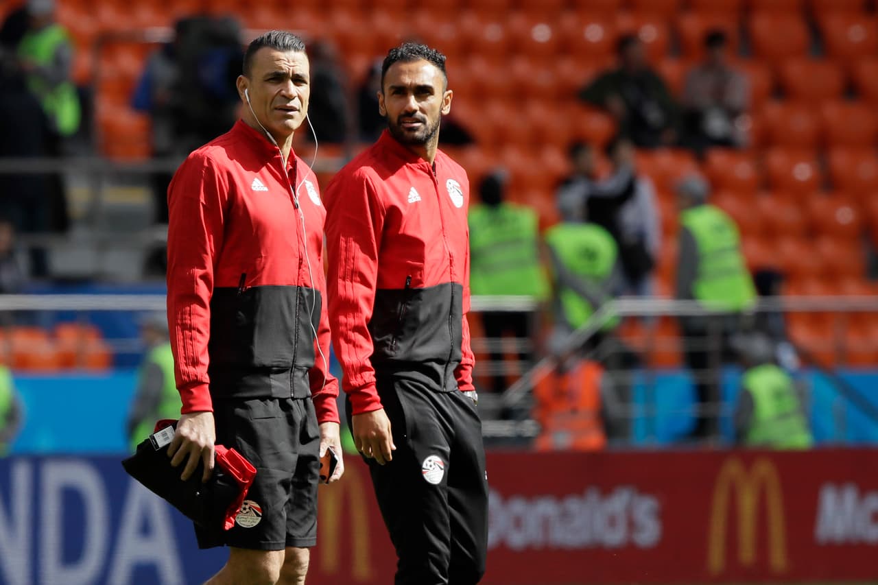 El portero Essam El Hadary (izq.), que con 45 años podía convertirse en el jugador más veterano en disputar un partido de un Mundial, tampoco arranca como titular.