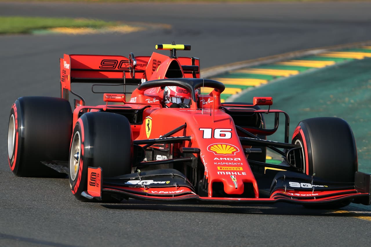 El primer Ferrari en aparecer fue el de Charles Leclerc ocupando el quinto lugar de la grilla de partida.