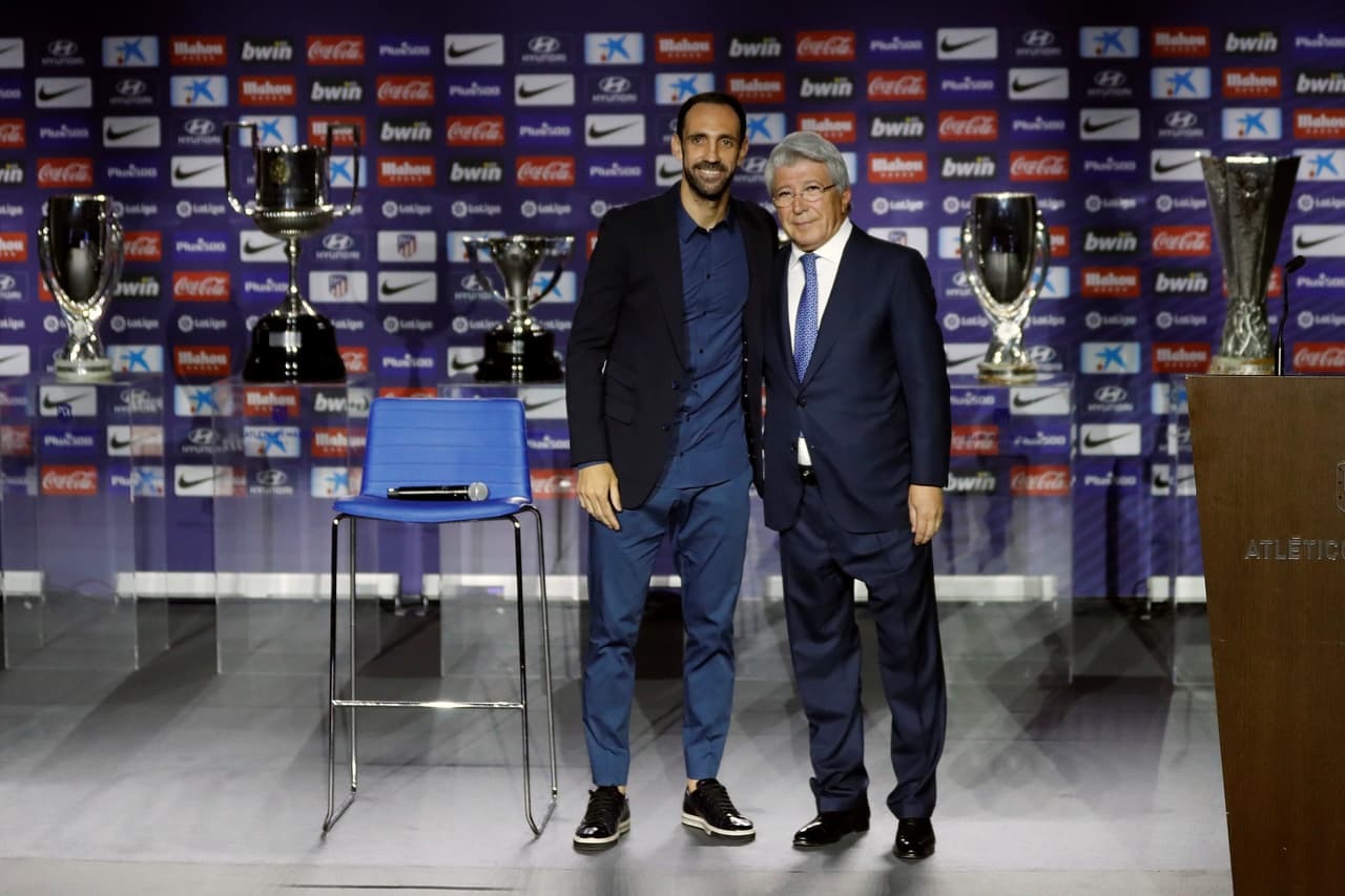 Este jueves, en una emotiva conferencia de prensa, Juanfran Torres dijo adiós a su etapa como jugador del Atlético de Madrid asegurando que volverá pronto por todo lo que le dio el club en su carrera profesional. El lateral, que aún no confirma su próximo destino, se marcha con siete títulos entre los cuales hay una Liga y dos Europa League.