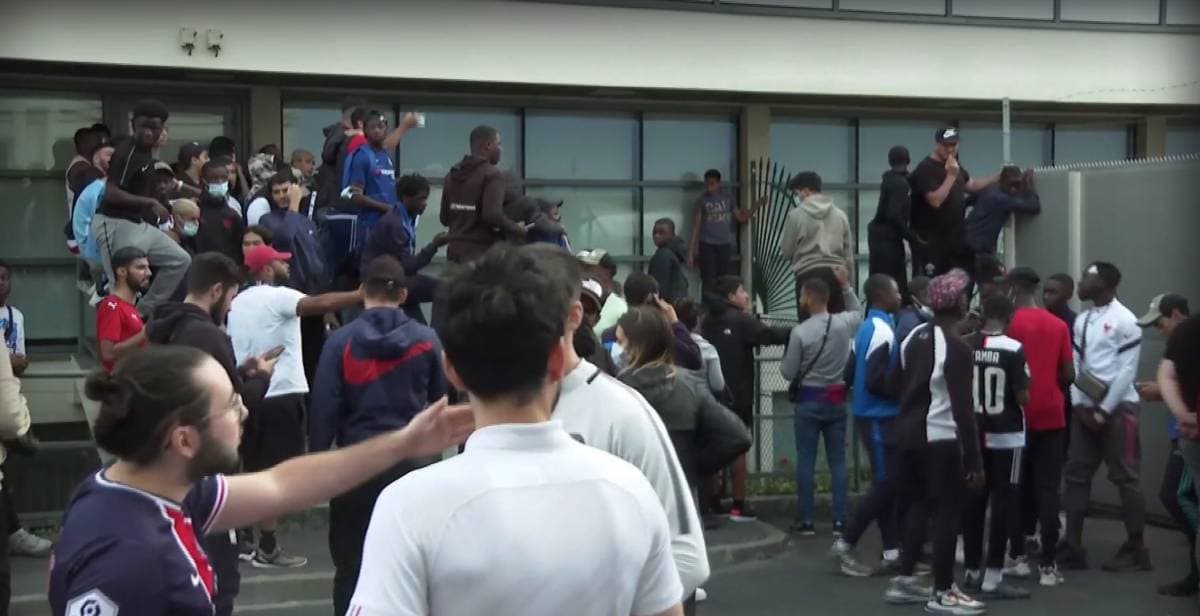 Aficionados desatan locura en el aeropuerto esperando a Messi