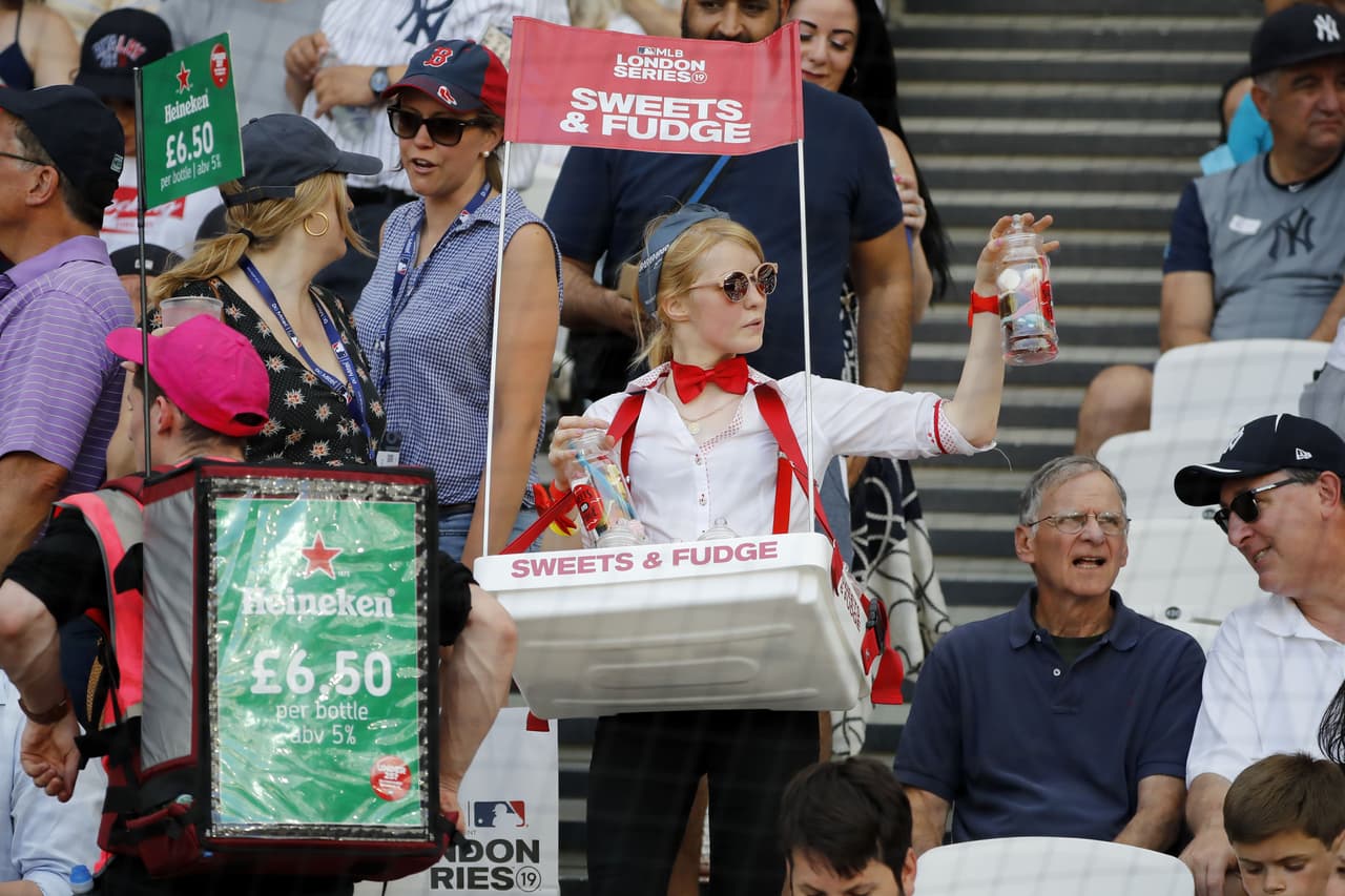 Las comidas rápidas estuvieron a la orden del día durante el clásico del béisbol en Londres.