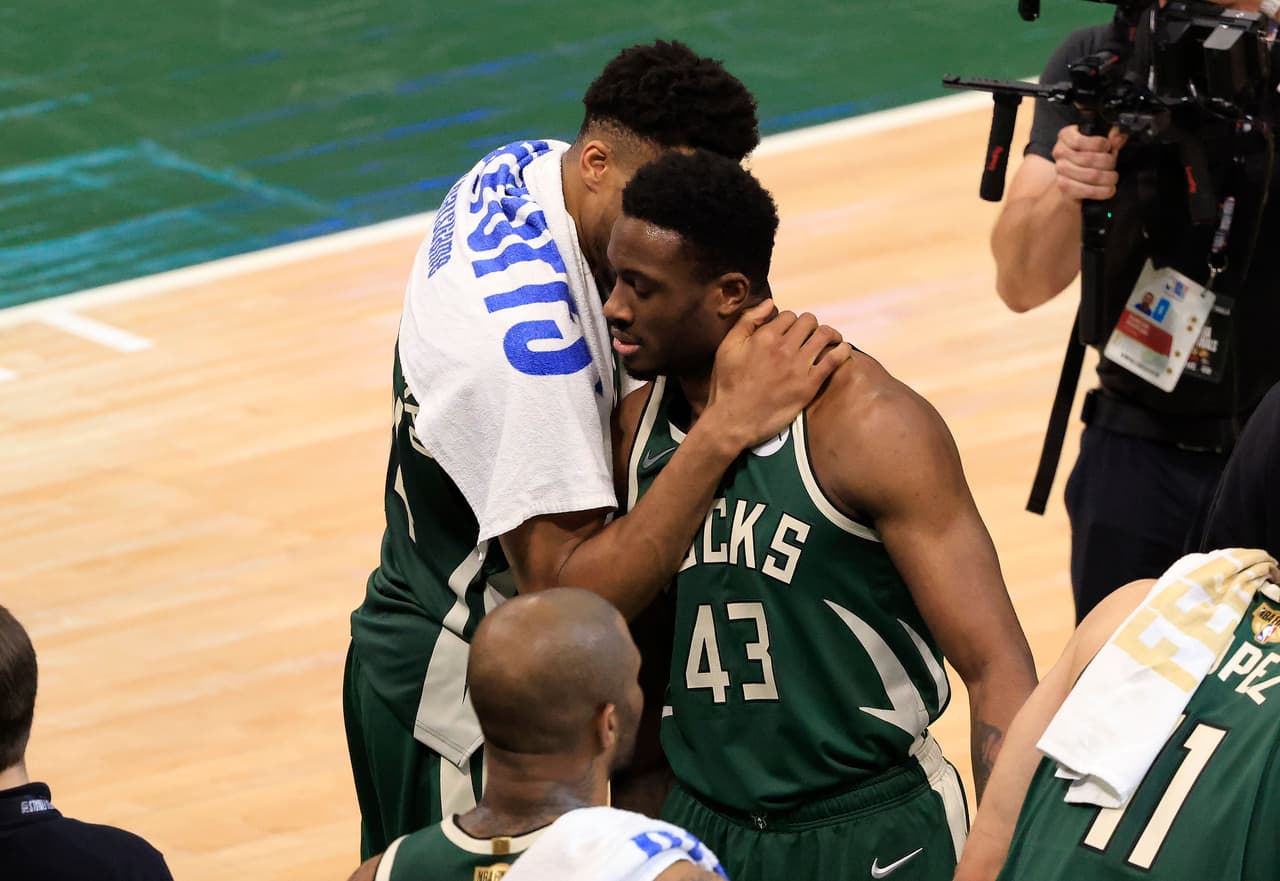 Giannis Antetokounmpo estuvo en plan grande y guió a los Bucks a vencer a Phoenix y anotarse su primer triunfo en las Finales.