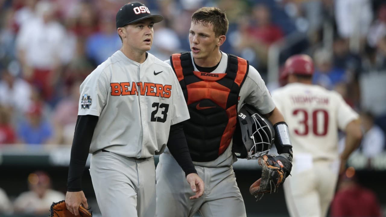Adley Rutschman (der.) jugó como catcher para Oregon State.