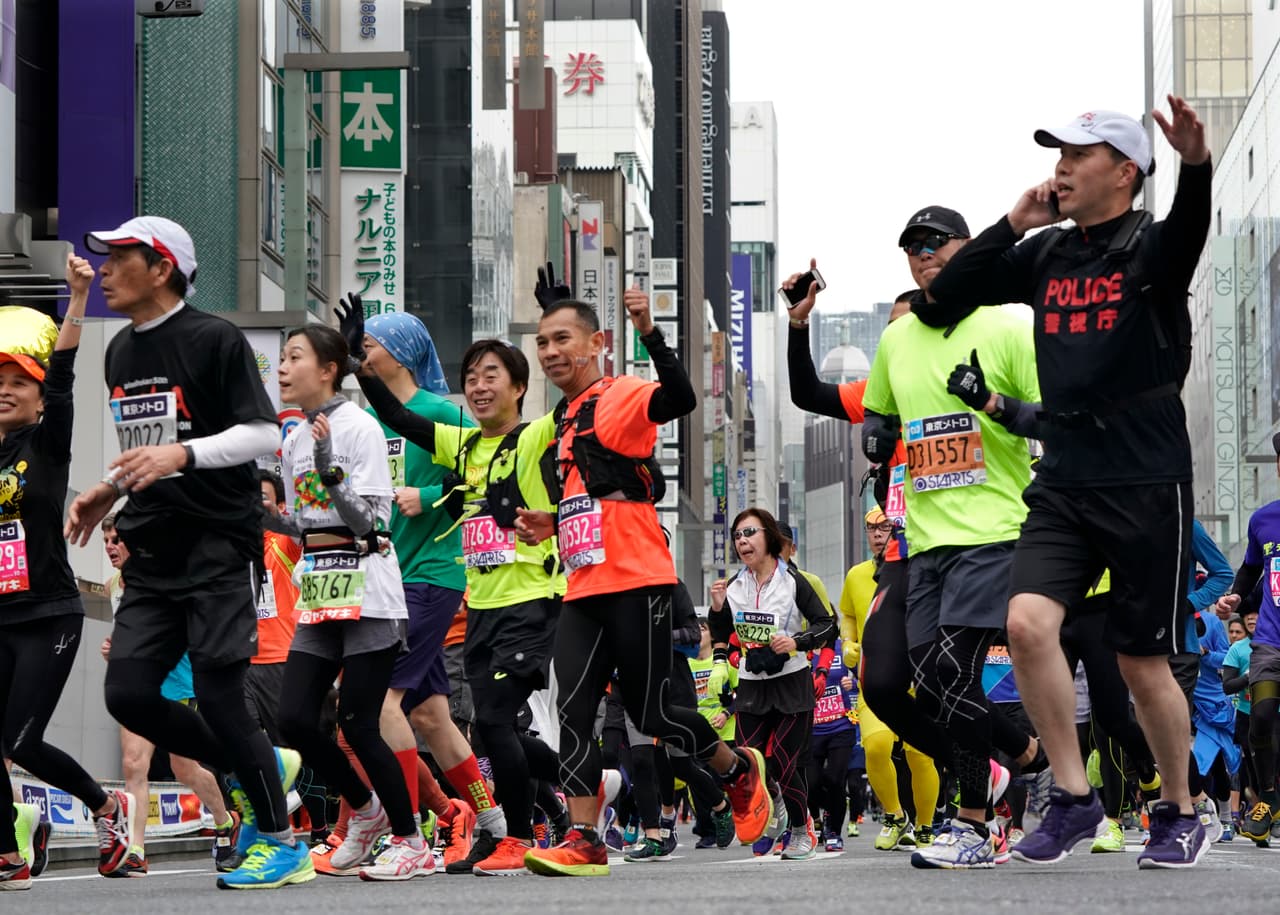 La Maratón de Tokio dio apertura a la temporada de las grandes carreras del atletismo mundial, en medio del colorido de algunos de sus participantes y sus curiosos atuendos.