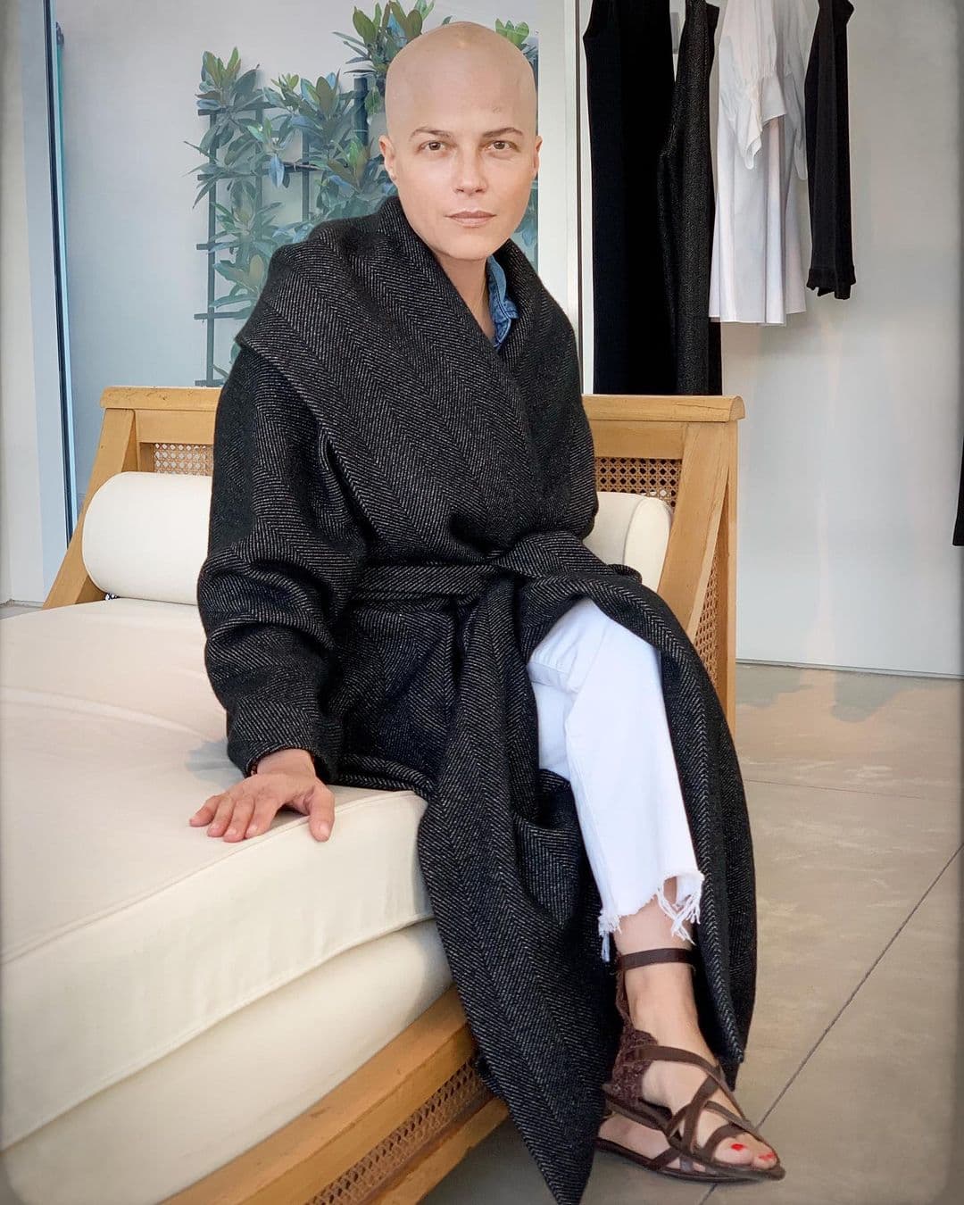 Posteriormente, se sometió al trasplante y luego se aisló en el hospital durante semanas para minimizar la posibilidad de infección.