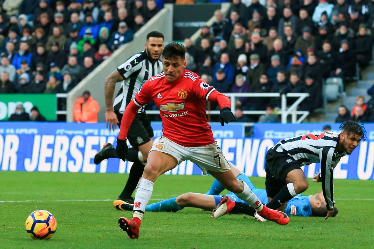 Alexis Sánchez tendría la oportunidad más clara de gol en el segundo tiempo, pero el chileno sacó al portero y falló en su tiro con el arco abierto.