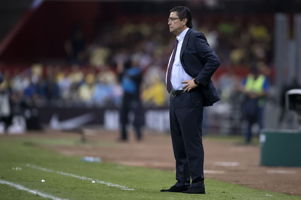 Luis Fernando Tena, DT de Guadalajara. Guadalajara es antepenúltimo en el Apertura 2019 y fue goleado por el América en el Clásico Nacional.