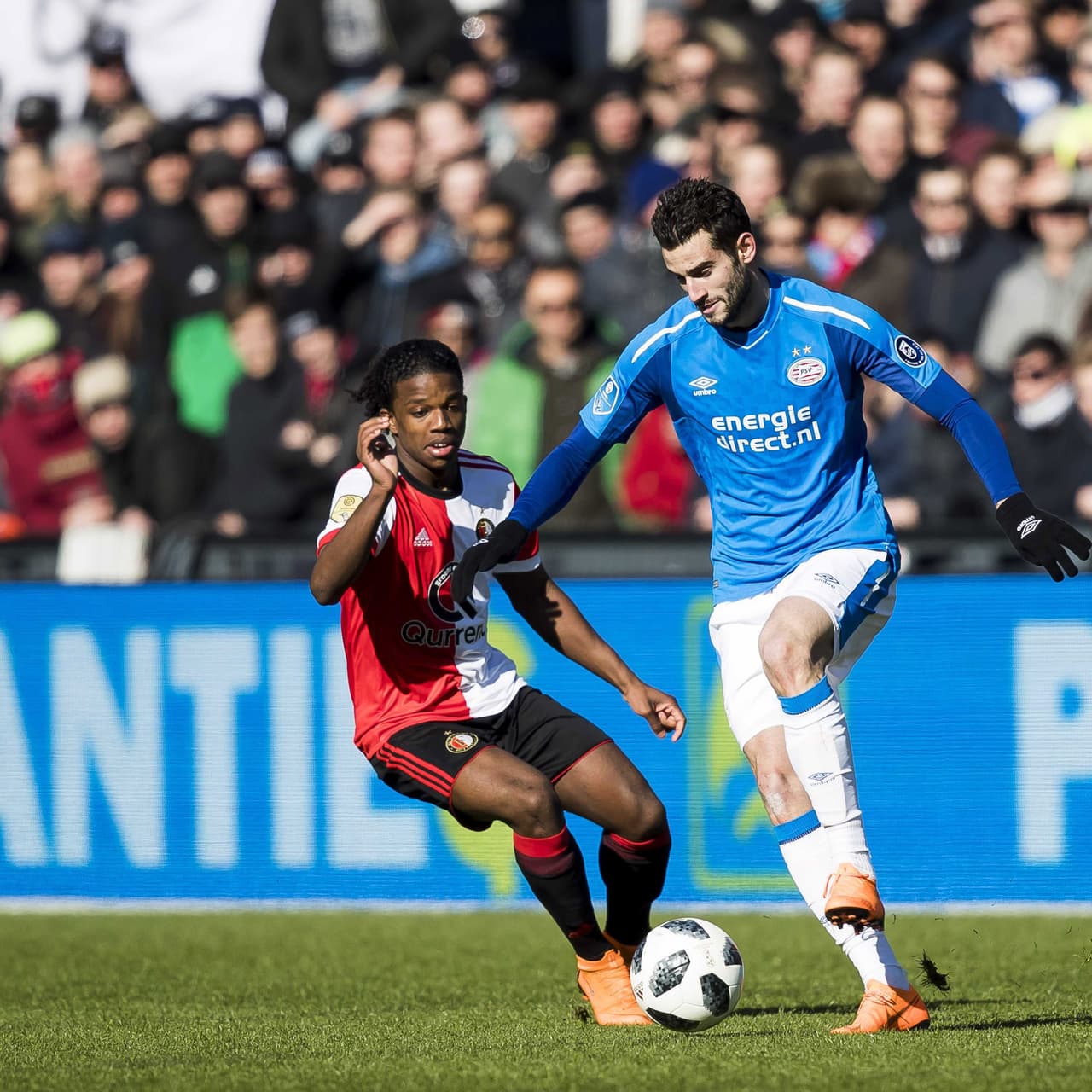 Sin el mexicano Hirving Lozano, PSV Eindhoven dio un golpe de autoridad como visitante y venció 1-3 a Feyenoord para confirmar su dominio en la Eredivisie en Holanda.