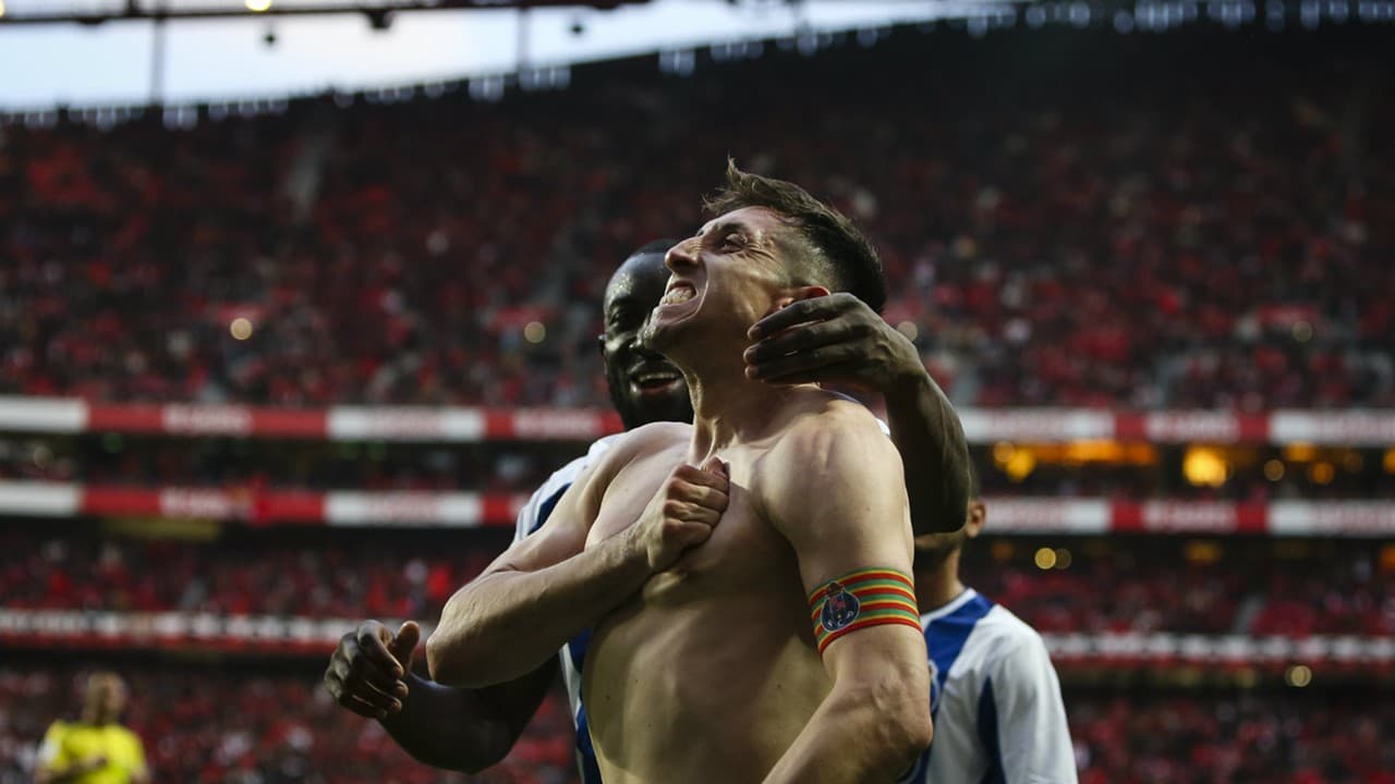 Al minuto 90 apareció el mexicano para darle el triunfo a su equipo por 1-0 y ponerle más cerca del título de Liga. Sin duda, es un partido que se antoja favorable para Corona y Herrera quienes esperan revalidarlo este fin de semana en una nueva edición del 'O Classico'.