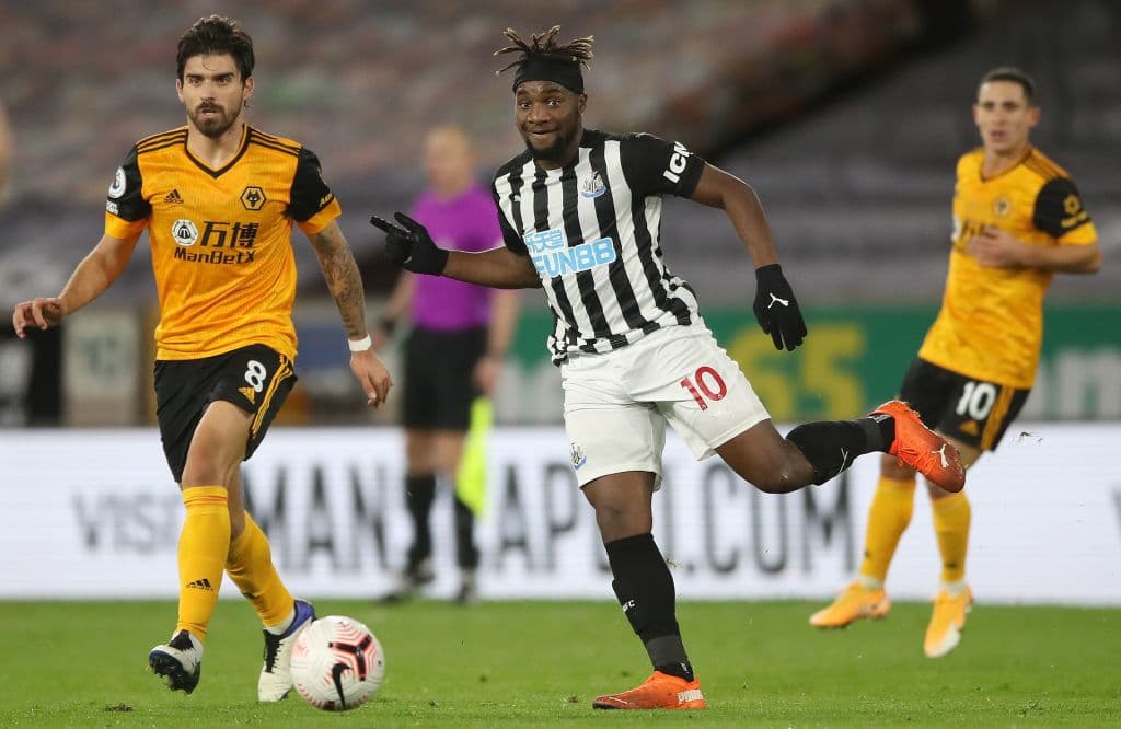 De último minuto empata Newcastle ante el Wolverhampton en el Estadio Molineaux. El mexicano Raúl Jiménez anotó el primer gol del encuentro, pero fue al minuto 88 cuando Jacob Murtphy le da el gol del empate a los 'Magpies' en la quinta jornada de la Premier League.