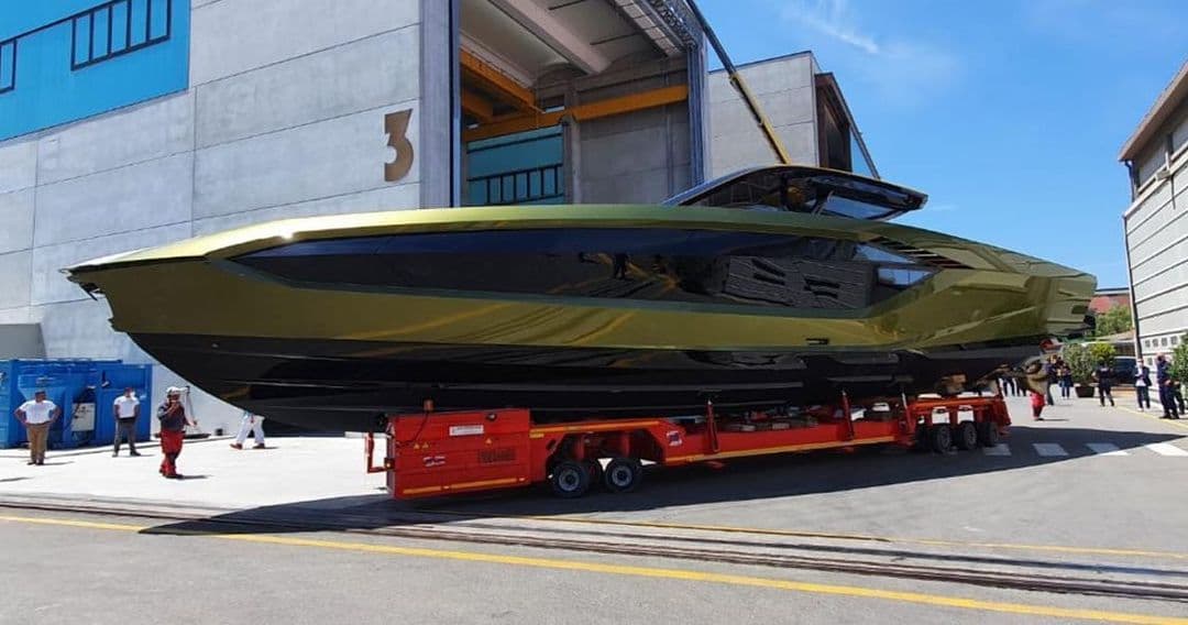 Pero recientemente, el peleador irlandés también se convirtió en el propietario número 12 de este Tecnomar for Lamborghini 63, un superyate de $3.4 millones inspirado en el Lamborghini Sián. Cuenta con 4,000 caballos de potencia y es considerado como el 'superauto del mar'.