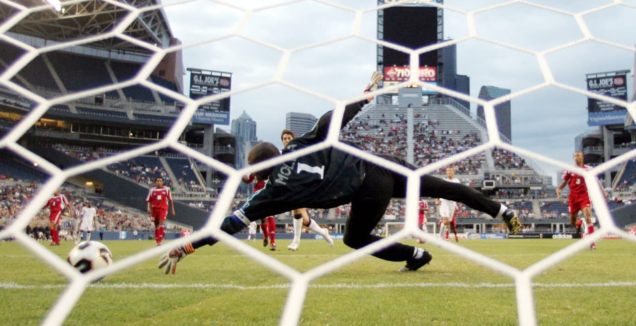 Aunque su primer tanto con la selección fue en un amistoso contra Inglaterra el 28 de mayo del 2005, su primer gol oficial fue contra Cuba el 7 de julio de 2005 en el triunfo 4-1 en la Copa Oro, torneo del que fue campeón.