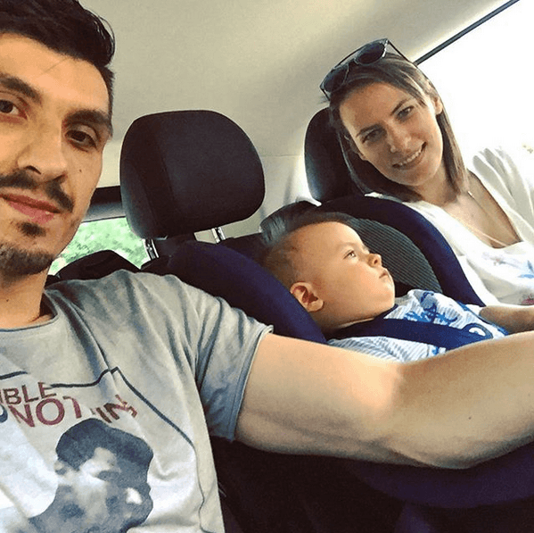 Este bosnio mide 1.99 metros (6 ft 6 in), estatura que también hace que la similitud con
<i>Ibra</i> sea constante.