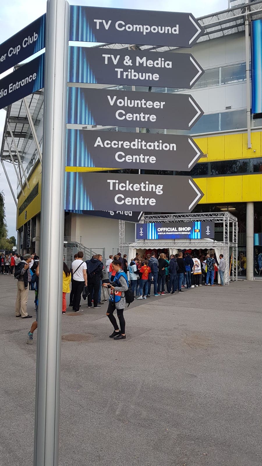 Las filas comenzaban a notarse para el ingreso al estadio.