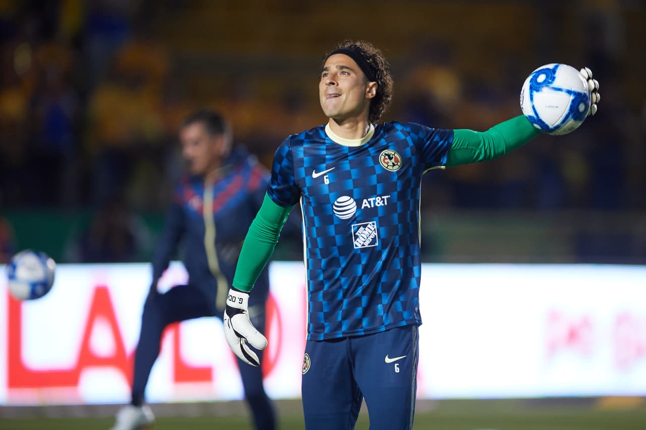 Entre risas, saludos, emoción y un gran escenario, así volvió a portar la casaca de las Águilas el portero mexicano.