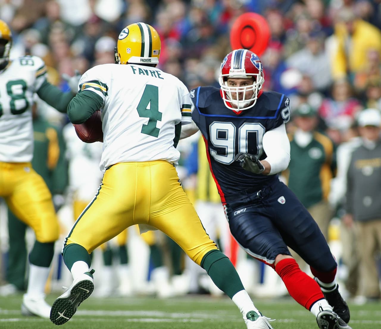 Meses después de romper el record de Dan Marino, Favre también rompió su record de más yardas de pase en su carrera. Se retiró con 71,838 yardas aéreas.