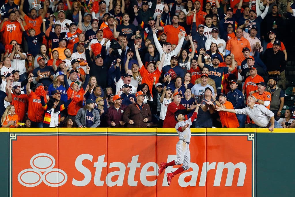En las repeticiones por televisión se aprecia cómo Mookie Betts corre para hacer la atrapada, se acerca a la barda, que es muy corta, y la pelota ya va cayendo.