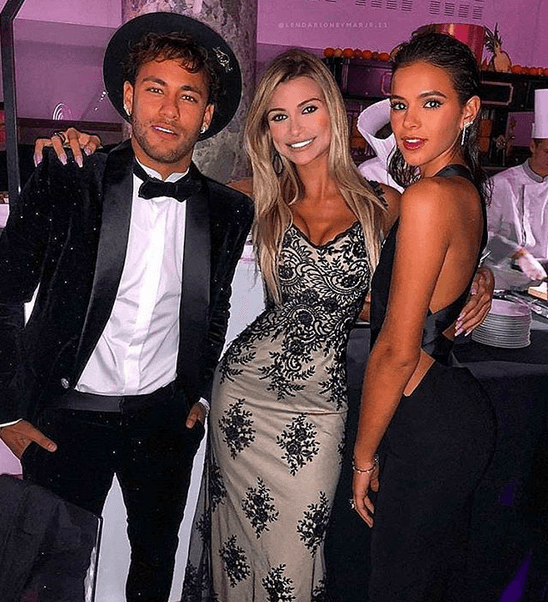 Neymar tuvo en su celebración a varias modelos, una de ella Bruna Marquezine quien es de nuevo la novia del jugador.