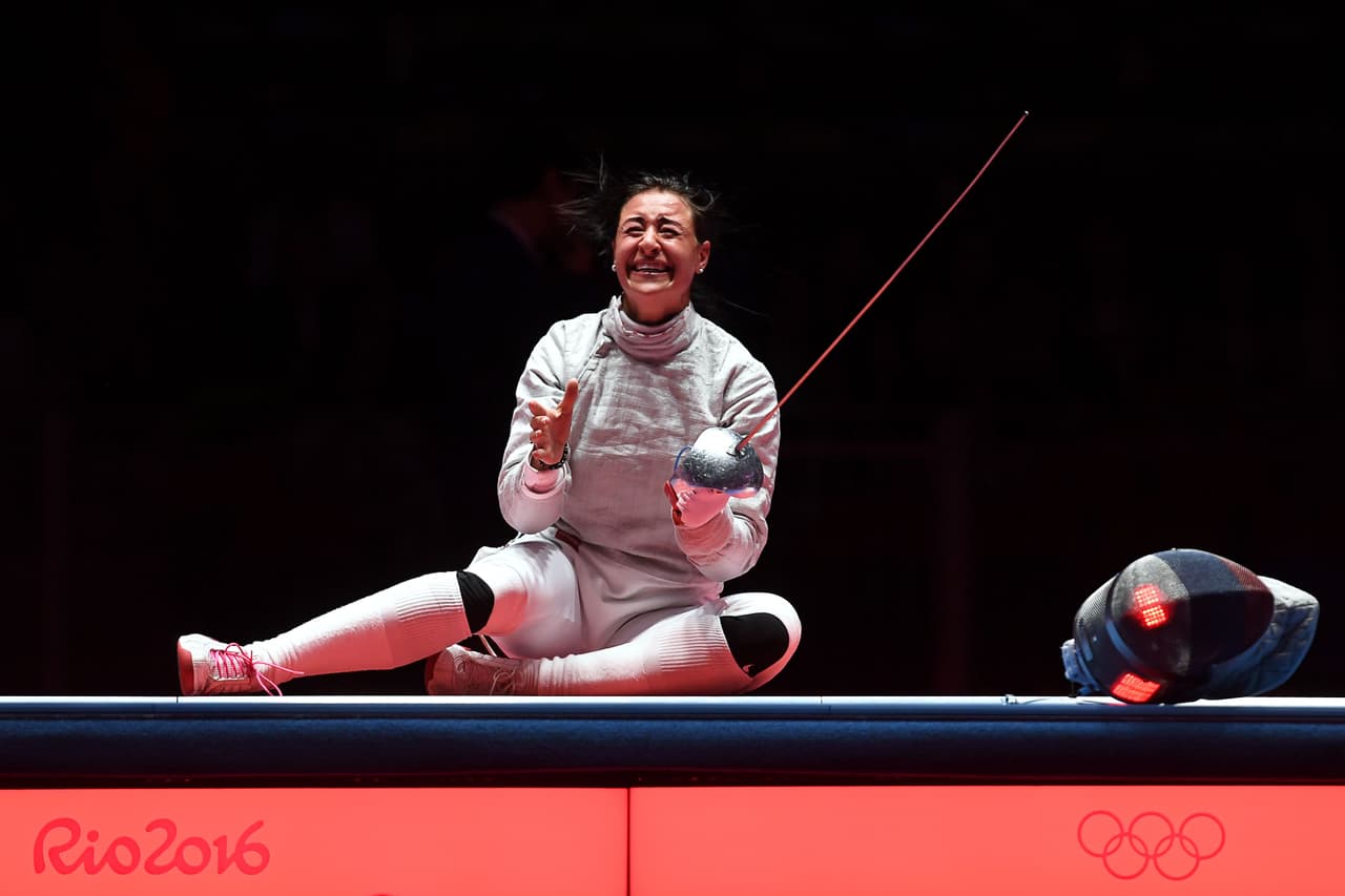 La esgrimista rusa Yana Egorian celebra su victoria y medalla dorada en la categoría de sable individual.