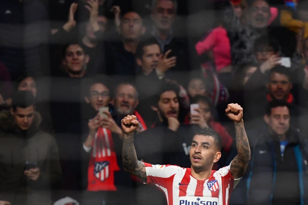 De nuevo el portero del Villarreal hace un paradón al remate de cabeza de Morata.