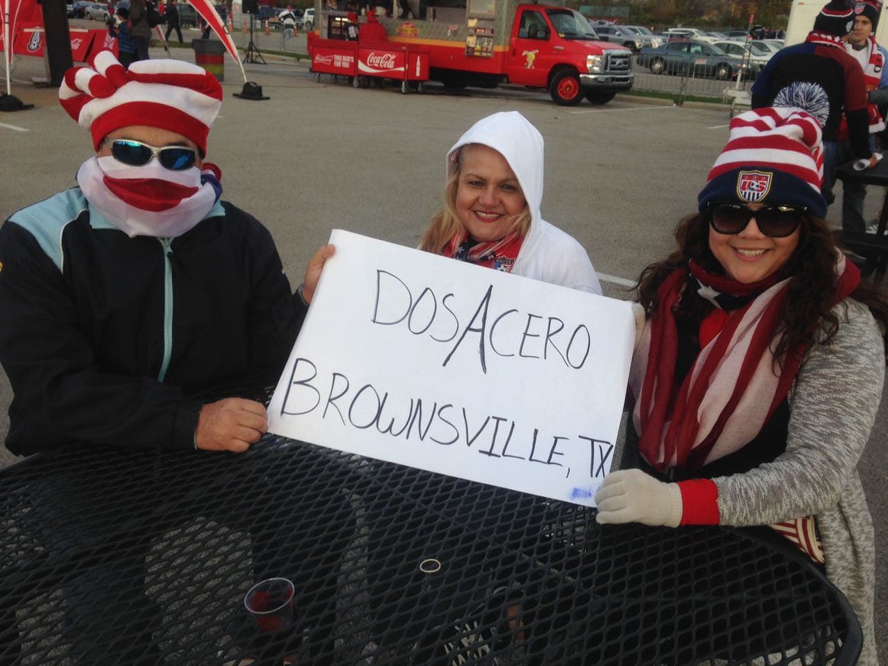 Aficionados viajaron desde el sur de Estados Unidos y confían en que se repita la maldición en contra de México.