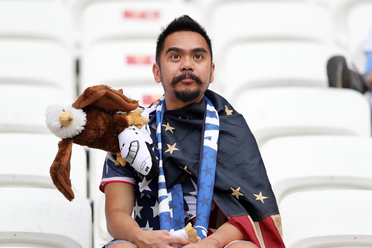El Estadio de Lyon recibió este martes a los miles de fanáticos estadounidenses e ingleses que van a apoyar a sus equipos en la Semifinal del Mundial Femenino. La gran mayoría llegaron detrás del USWNT, que busca repetir la corona que logró en Canadá 2015.